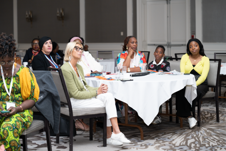 Participants autour d'une table